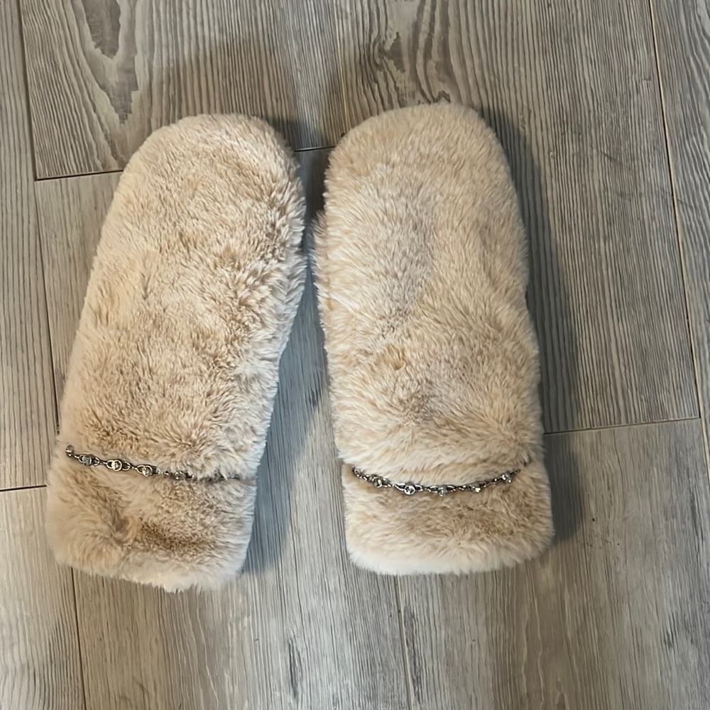 Extremely soft mittens with rhinestone!